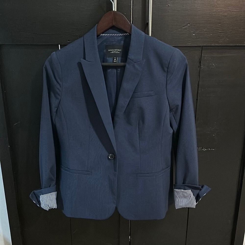 Banana Republic Blazer petite (fairly roomie, i’m 5,4 145lbs D fits, just snug)